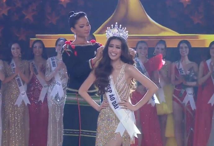 HHen Niê bật khóc, mặc trang phục Ê Đê và đi chân trần trước thời khắc trao vương miện-12