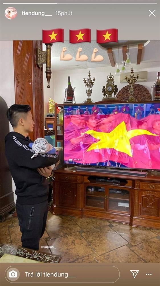 Hội cuồng con chính thức gọi tên Bùi Tiến Dũng: Cổ vũ bóng đá cũng phải bế con nhỏ trên tay-1