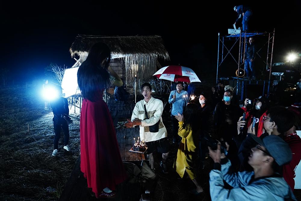 Hoàng Yến Chibi khóc như đứa trẻ khi được tổ chức sinh nhật lúc một giờ sáng-2