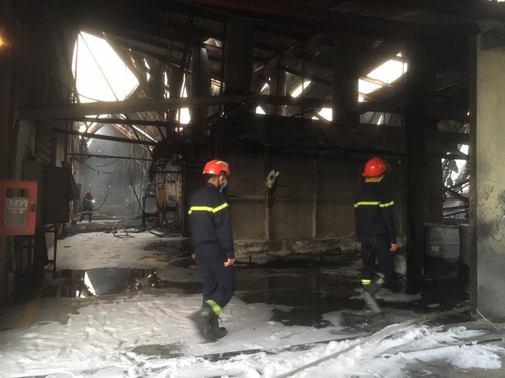 Đốt rác, thiêu rụi luôn công ty gỗ rộng hàng ngàn mét vuông-2