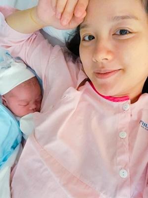 Khoe mặt mộc sau chưa đầy 1 tháng sinh con thứ 4, MC Minh Trang làm ai cũng xuýt xoa trước thần thái hơn người-1