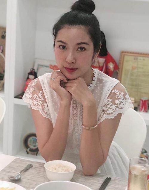 Nhan sắc ít son phấn của top 3 Hoa hậu Hoàn vũ Việt Nam-10