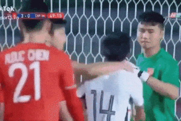 Lại lan truyền khoảnh khắc Văn Hậu dùng 'công phu kẹp cổ' cầu thủ Campuchia để bảo vệ Thành Chung