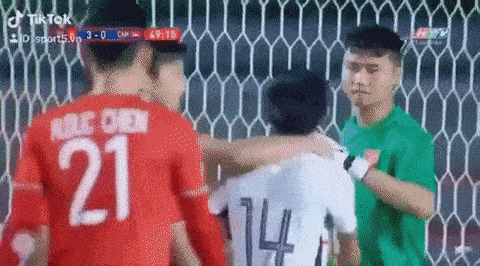 Lại lan truyền khoảnh khắc Văn Hậu dùng công phu kẹp cổ cầu thủ Campuchia để bảo vệ Thành Chung-2
