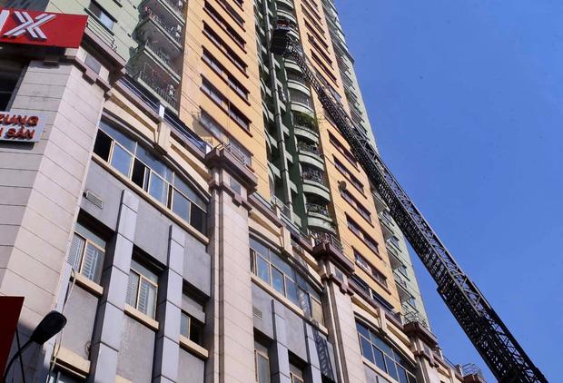 Hà Nội: Cháy chi nhánh ngân hàng, cảnh sát giải cứu người dân sống ở chung cư phía trên bằng xe thang-2