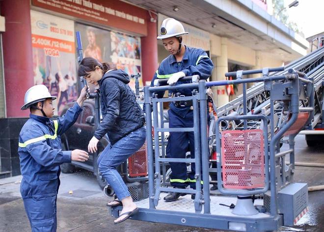 Hà Nội: Cháy chi nhánh ngân hàng, cảnh sát giải cứu người dân sống ở chung cư phía trên bằng xe thang-3