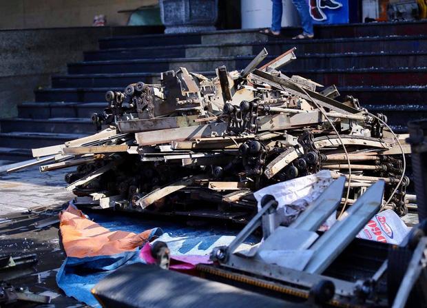 Hà Nội: Cháy chi nhánh ngân hàng, cảnh sát giải cứu người dân sống ở chung cư phía trên bằng xe thang-4