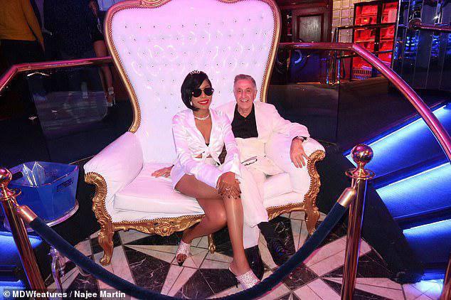 23 tuổi gặp cụ ông U70, cô gái trúng số giàu sang, tiết lộ nhiều đêm kiệt sức-1