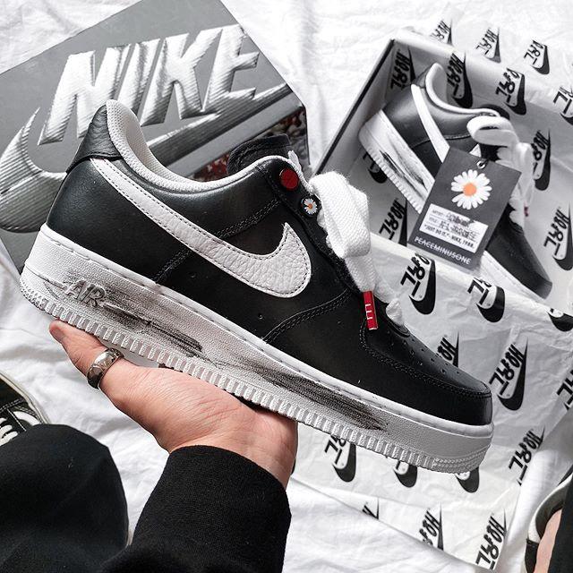 Đôi giày hoa cúc của G-Dragon hiện có giá lên tới 500 triệu đồng?-1