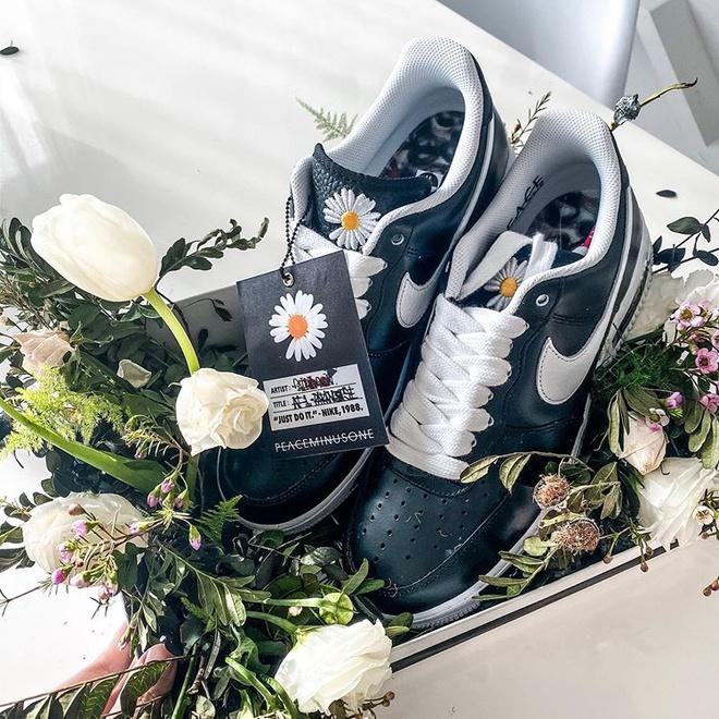 Đôi giày hoa cúc của G-Dragon hiện có giá lên tới 500 triệu đồng?-2