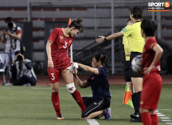 Thắng thuyết phục Thái Lan, hình ảnh cầu thủ nữ Việt Nam rách đùi, chân băng chằng chịt làm fans xót xa-3