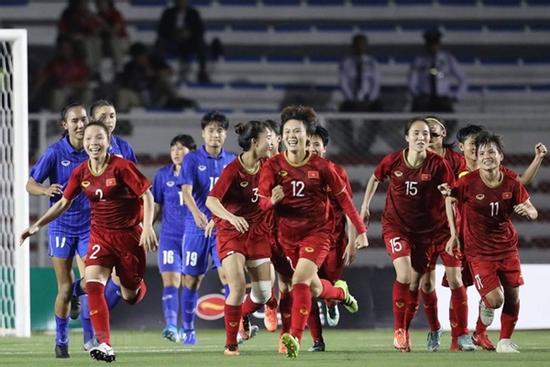 Dàn sao Việt tưng bừng ăn mừng chức vô địch SEA Games của tuyển bóng đá nữ Việt Nam