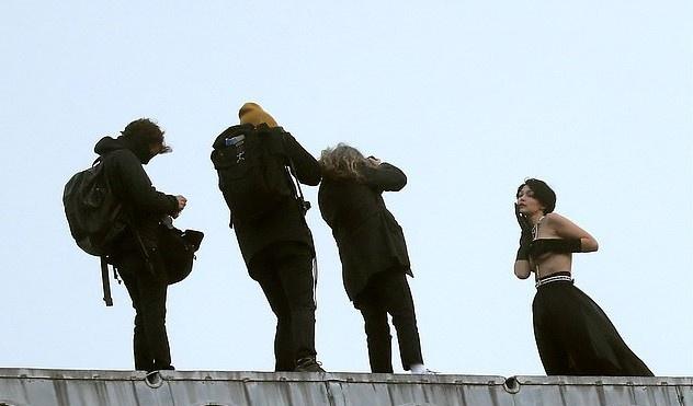 Gigi Hadid đội tóc giả, chụp ảnh bán khỏa thân giữa trời lạnh-1