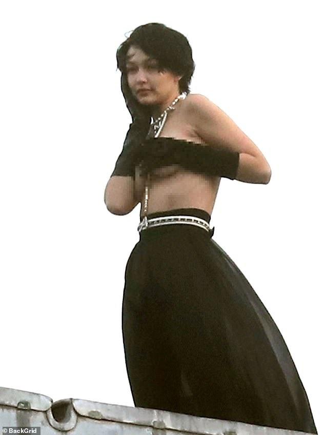 Gigi Hadid đội tóc giả, chụp ảnh bán khỏa thân giữa trời lạnh-2