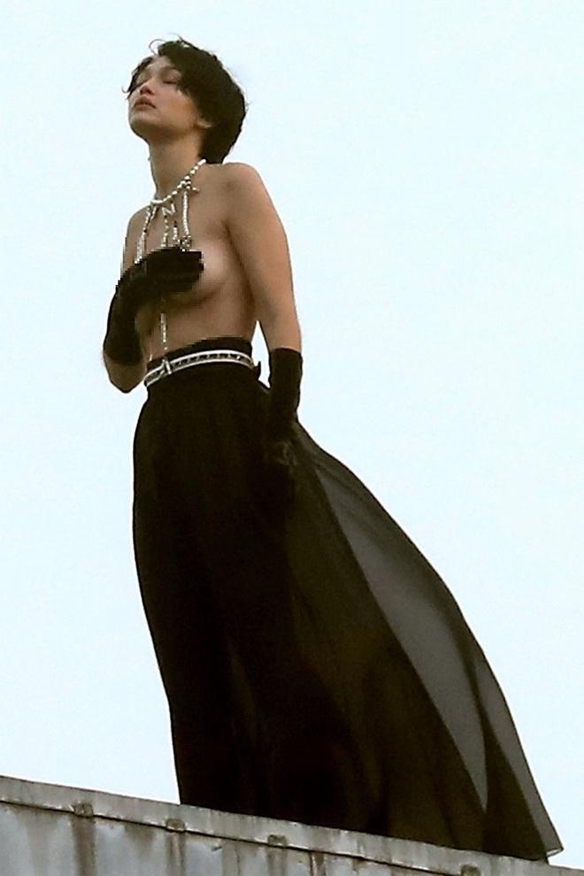 Gigi Hadid đội tóc giả, chụp ảnh bán khỏa thân giữa trời lạnh-3