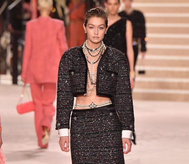 Gigi Hadid đội tóc giả, chụp ảnh bán khỏa thân giữa trời lạnh-4