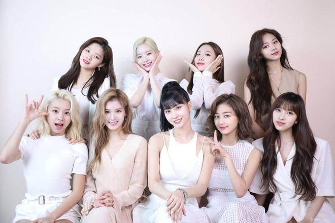 JYP Entertainment ra thông báo yêu cầu người hâm mộ không có những hành vi quá khích tại sân bay sau sự cố TWICE Jihyo bị ngã. Trước đó, TWICE đã đến sân bay quốc tế Gimpo sau khi kết thúc hoạt động tại Nhật Bản, do nhiều người chen lấn nên Jihyo đã bị ngã và bật khóc.