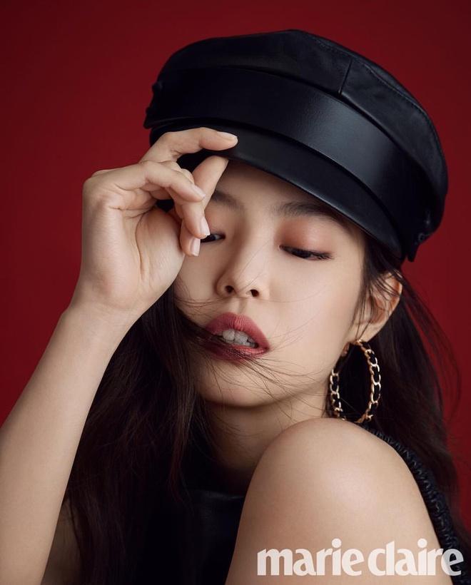 Jennie (Black Pink): Nữ idol sinh năm 1996 hiện là một trong những thần tượng Kpop được yêu thích và nổi tiếng nhất tại Hàn Quốc. Không chỉ xinh đẹp, Jennie còn sở hữu khả năng hát, nhảy và rap toàn diện. Điểm đặc trưng giúp Jennie thu hút khán giả ở mọi lứa tuổi, mọi giới tính chính là sự đáng yêu, ngây thơ đằng sau vẻ ngoài lạnh lùng, bí ấn.