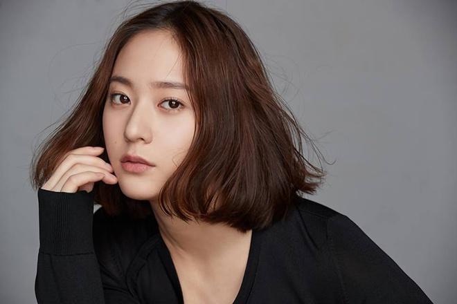 Krystal f(x): Nữ ca sĩ sinh năm 1994 nổi tiếng với tên gọi “công chúa băng giá” của làng giải trí Kpop. Krystal cho thấy một hình ảnh vừa đẳng cấp, thời thượng vừa trang nhã, thanh lịch. Điều này khiến cô luôn nổi bật giữa dàn nhan sắc cùng thời.