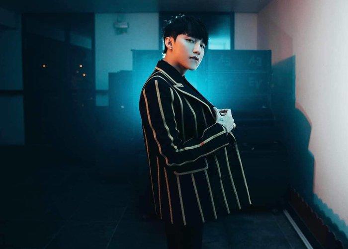 Sơn Tùng M-TP đăng ảnh ngầu quên sầu, fan ồ ạt khẳng định: Đây là hậu trường quay MV mới-1