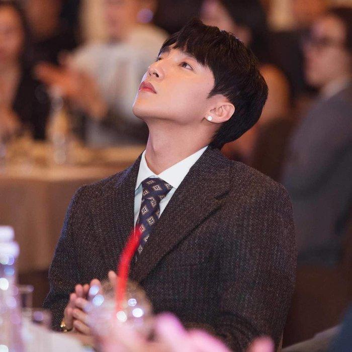 Sơn Tùng M-TP đăng ảnh ngầu quên sầu, fan ồ ạt khẳng định: Đây là hậu trường quay MV mới-4