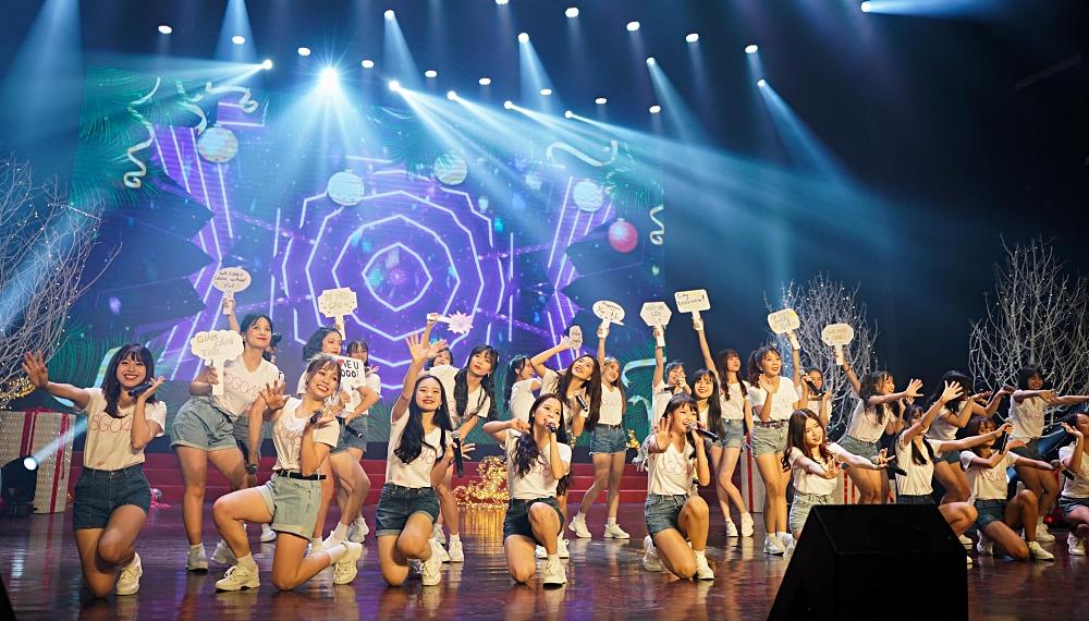 Fan nhóm nhạc SGO48 Việt Nam: Bao cả tầng lầu để được đập tay thần tượng, cuồng không kém fan Kpop-1