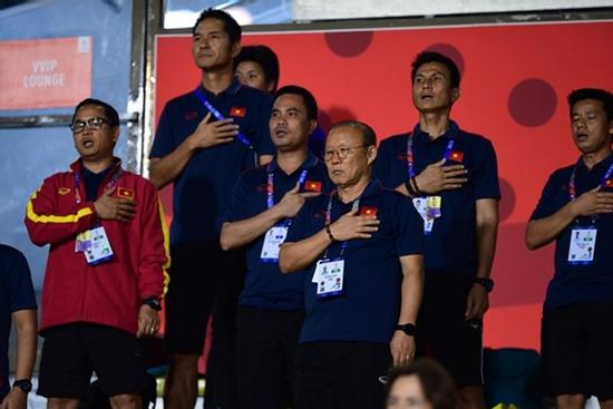 Tuyển nữ Việt Nam xin ở lại Manila để cổ vũ U22 Việt Nam