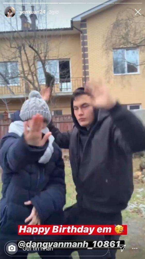 Vừa nướng thịt vừa nhảy cùng em gái, Đặng Văn Lâm làm người xem bật cười vì quá lầy-1