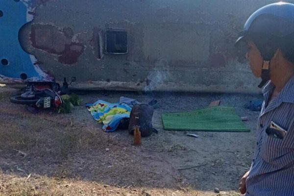 Long An: Xe chở công nhân lật ngang đè chết 2 người đi đường, 11 công nhân bị thương-1