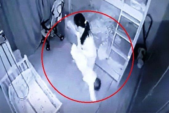 Tạm giữ nữ giúp việc dốc ngược chân bé gái 13 tháng tuổi ở Nghệ An