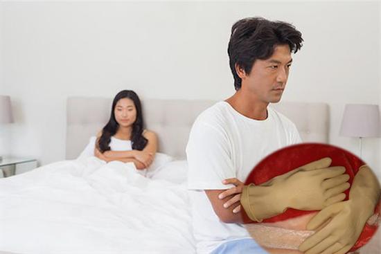 Người phụ nữ phải đeo găng tay cao su đi ngủ vì 1 lý do, nhìn vừa thương vừa buồn cười