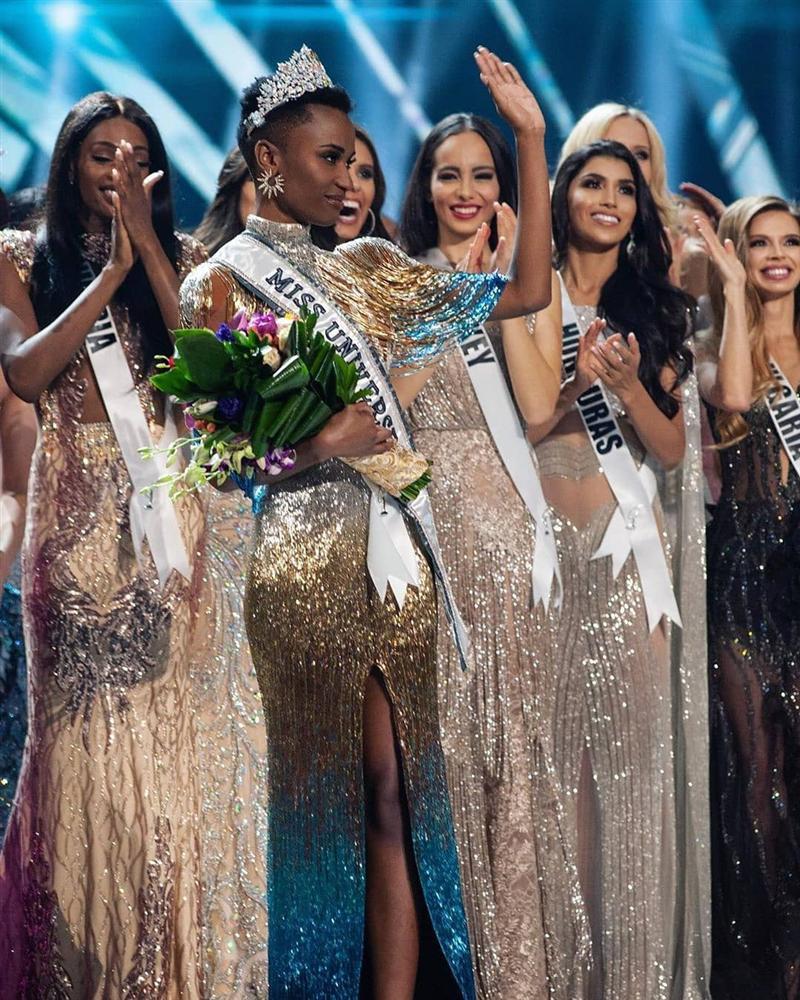 Pha đụng hàng hi hữu: Khánh Vân và Tân hoa hậu thế giới 2019 cùng đeo một bảo bối may mắn-1