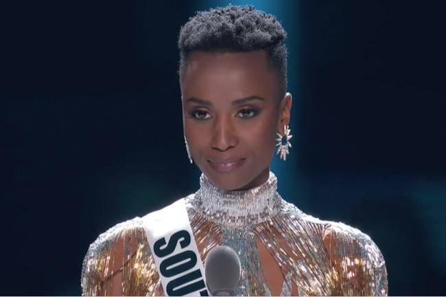 Pha đụng hàng hi hữu: Khánh Vân và Tân hoa hậu thế giới 2019 cùng đeo một bảo bối may mắn-2