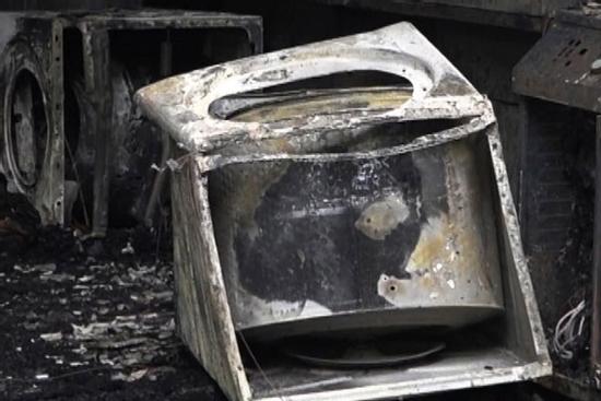 Thấy khói lửa bao trùm, người đàn ông Hàn Quốc nhảy từ tầng 2 xuống đất