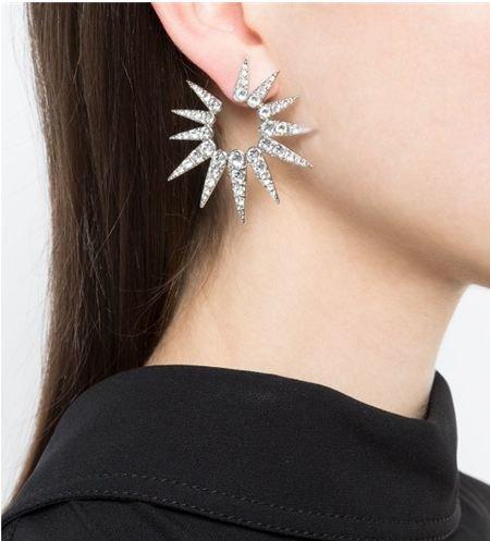 Pha đụng hàng hi hữu: Khánh Vân và Tân hoa hậu thế giới 2019 cùng đeo một bảo bối may mắn-7