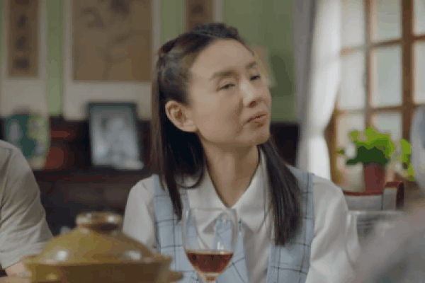 Chúc Anh Đài Đổng Khiết bị chê phờ phạc và thiếu trách nhiệm khi không đeo khẩu trang xuống phố-6