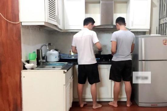 Chồng lười bỗng đảm đang đến lạ, vợ cười bò khi nghe được đôi lời 'tâm sự ảo'