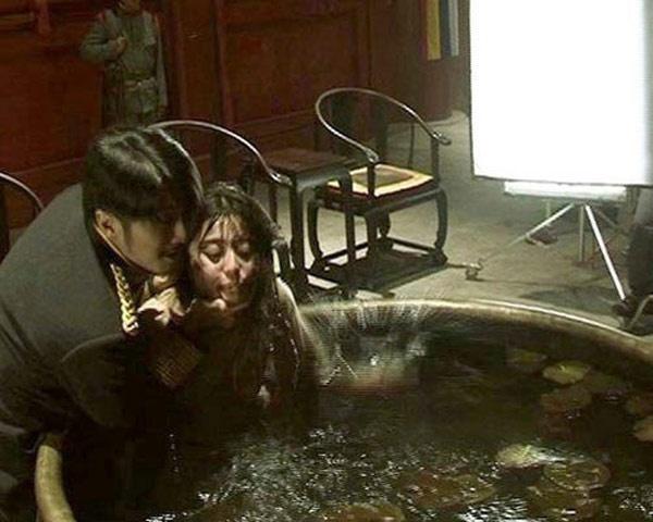 Diễn xuất của mỹ nhân Trung Quốc qua cảnh bị tấn công-9