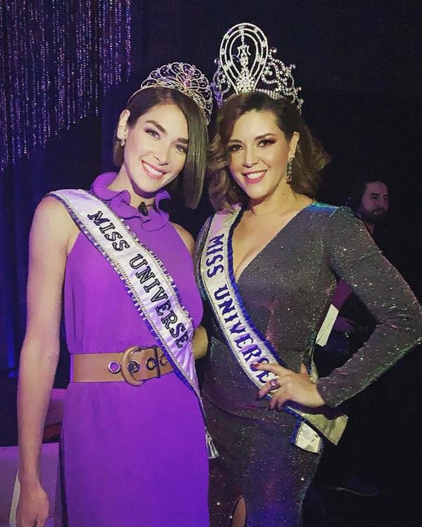 Hoa hậu Hoàn vũ 2008 - Dayana Mendoza gặp gỡ đàn chị là Hoa hậu Hoàn vũ 1996 - Alicia Machado. Hai mỹ nhân đồng hương Venezuela vừa xuất hiện trong một sự kiện, cùng đeo sash và vương miện mà mình giành được. Đăng quang đã lâu nhưng cả hai vẫn xinh đẹp tuyệt vời.