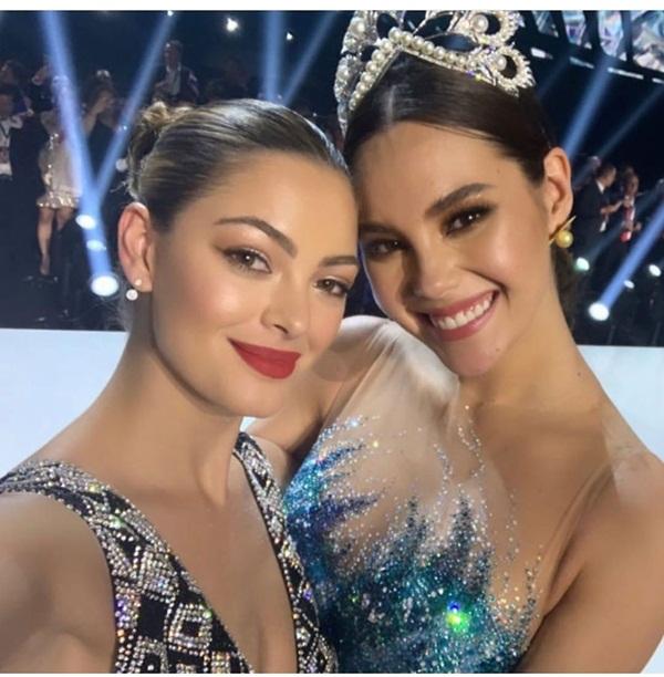 Demi-Leigh Nel-Peters cũng tranh thủ selfie kỷ niệm với Catriona Gray. Nhan sắc mỹ nữ Nam Phi có phần lấn lướt cô bạn người Philippines.