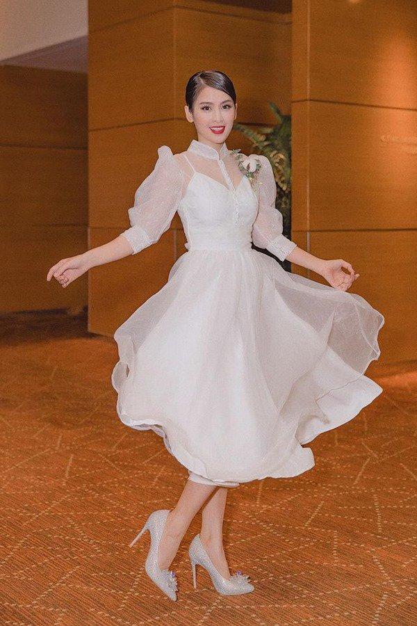 Mẹ suốt ngày diện váy điệu thế này, bảo sao con gái Tú Vi lúc nào cũng như công chúa-1