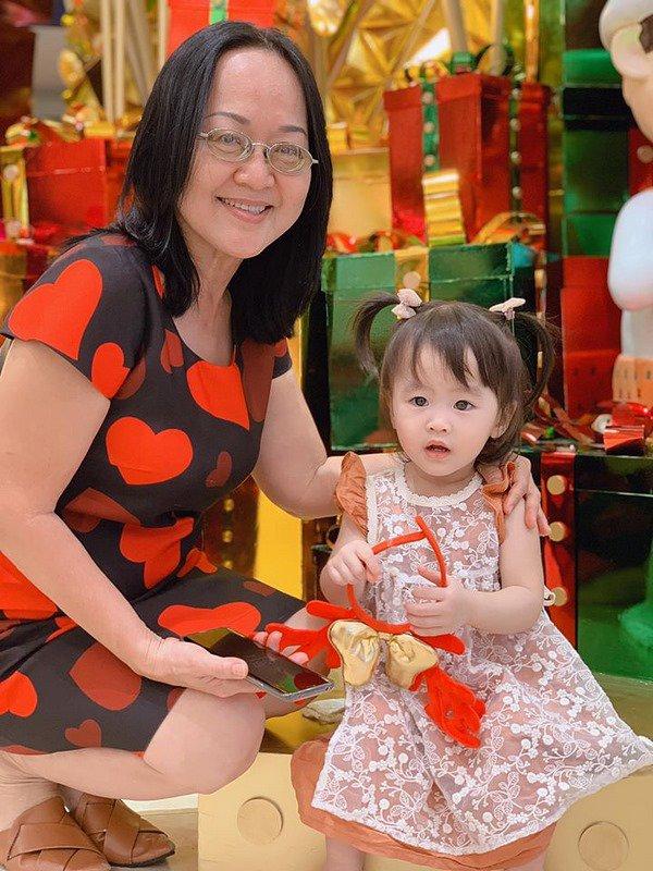 Mẹ suốt ngày diện váy điệu thế này, bảo sao con gái Tú Vi lúc nào cũng như công chúa-5