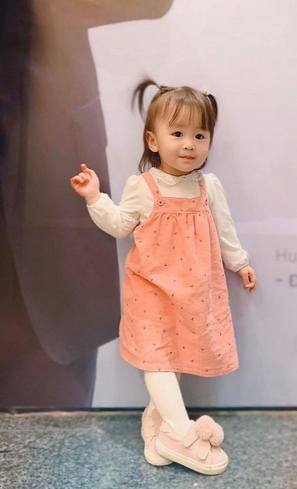 Mẹ suốt ngày diện váy điệu thế này, bảo sao con gái Tú Vi lúc nào cũng như công chúa-8