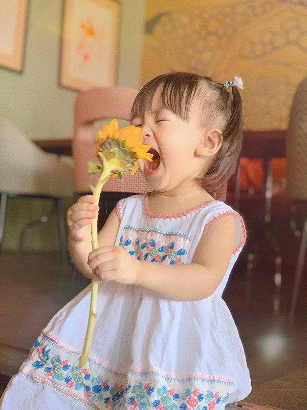 Mẹ suốt ngày diện váy điệu thế này, bảo sao con gái Tú Vi lúc nào cũng như công chúa-10