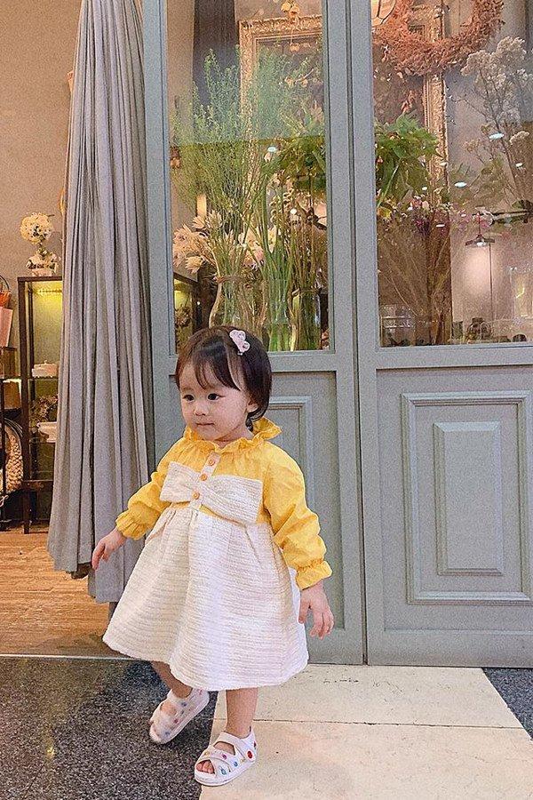 Mẹ suốt ngày diện váy điệu thế này, bảo sao con gái Tú Vi lúc nào cũng như công chúa-11