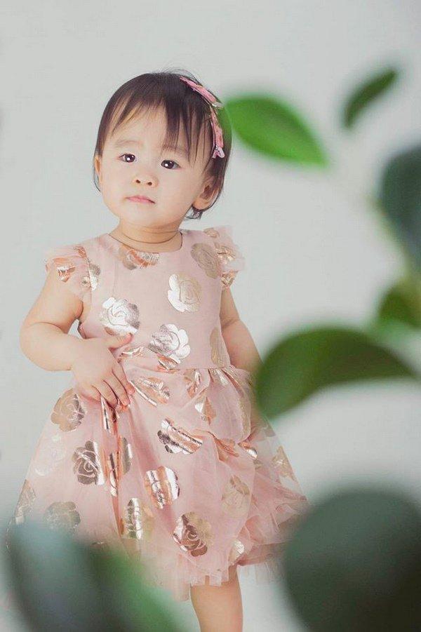 Mẹ suốt ngày diện váy điệu thế này, bảo sao con gái Tú Vi lúc nào cũng như công chúa-12