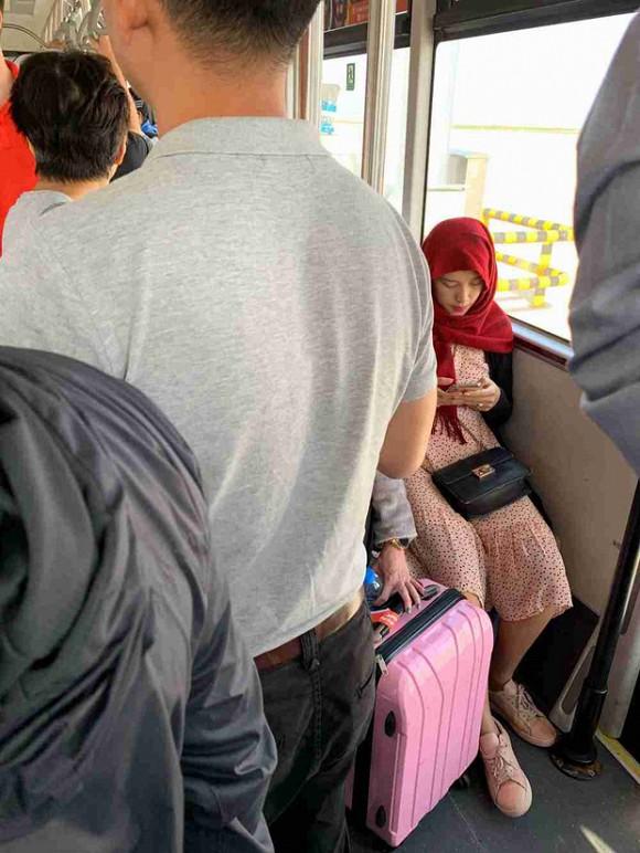 Giữa tin đồn mang thai, MC Hoàng Oanh đã lộ vòng 2 to đùng giữa đời thường-3