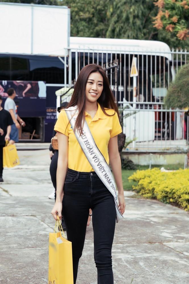 Hoa hậu Hoàn vũ Việt Nam Khánh Vân đeo sash của mình cho em nhỏ bị khuyết tật và dạy catwalk-1