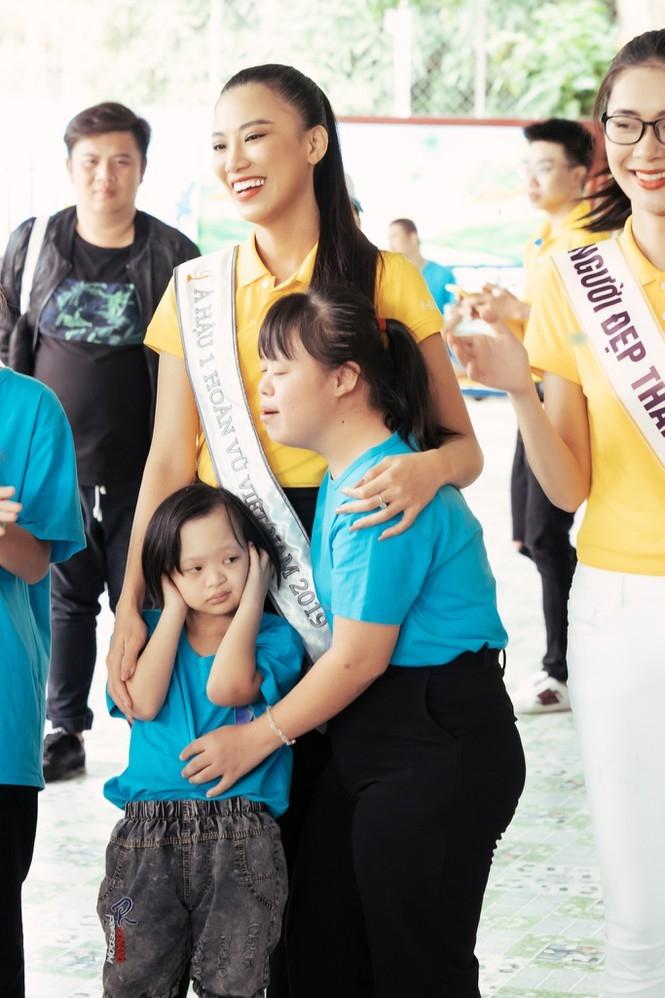 Hoa hậu Hoàn vũ Việt Nam Khánh Vân đeo sash của mình cho em nhỏ bị khuyết tật và dạy catwalk-2