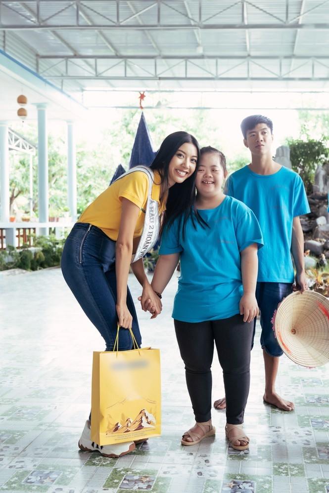 Hoa hậu Hoàn vũ Việt Nam Khánh Vân đeo sash của mình cho em nhỏ bị khuyết tật và dạy catwalk-3